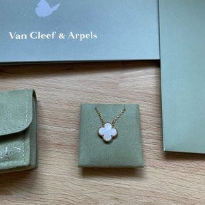 VCA Alhambra Pendant